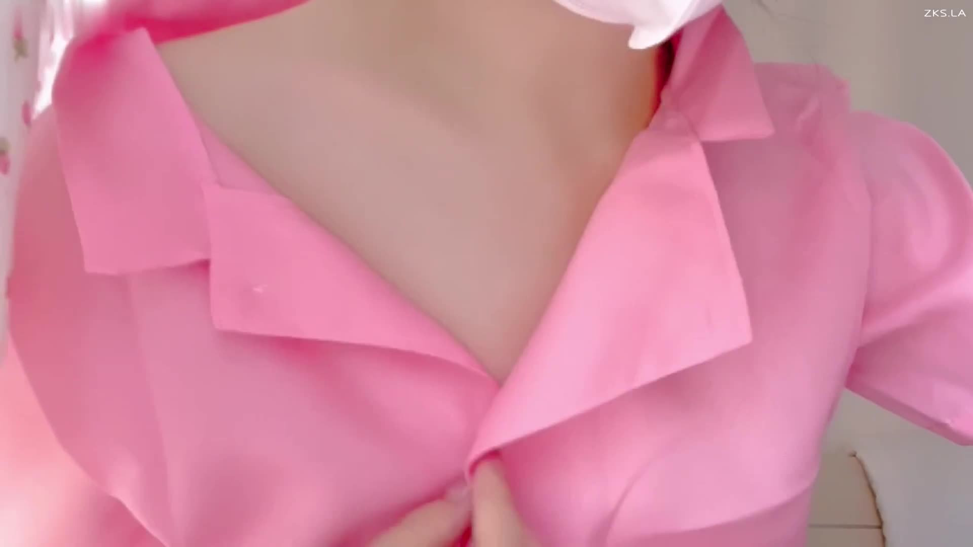 #护士装 #白丝 #美脚 #足诱玩弄酸奶和黄瓜的诱人表演，尽显性感自在。