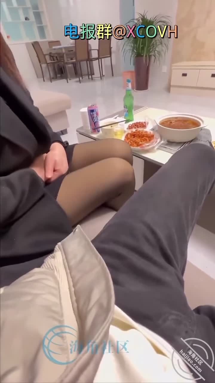 #乱伦 #母子 #熟女 #人妻 吃饭的时候我偷偷拍视频被老妈发现了 老妈问我你要干嘛 拍什么 我就说我想要 老妈说你别玩手机了 我跟你舔一下 当时特别意外 老妈洗澡的时候我想进去 老妈不让 在床上老妈沉浸式口交 用她的嘴巴包裹着我的鸡鸡 我感觉特别幸福 然后各种姿势无套操老妈内射点击置顶观看和舅妈乱伦视频