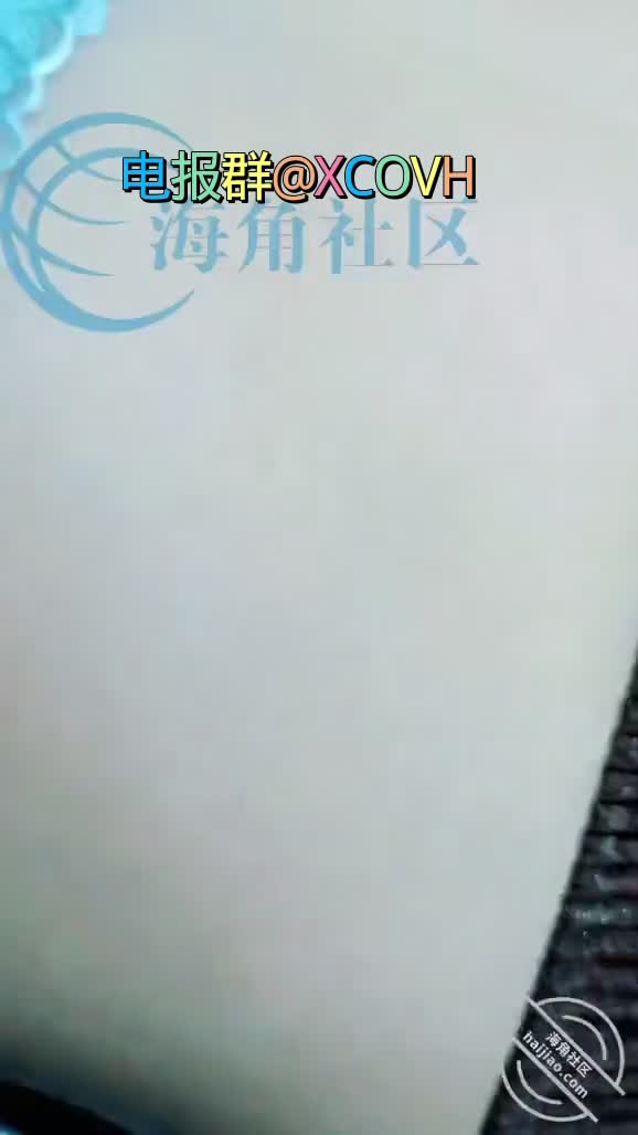 #乱伦 #母子 #熟女 #人妻 来到老妈身边 我就一把掀开了她的短袖 完全不顾及 直接上手就揉她的大奶子 揉了几下 我就用震动棒顶她 老妈摸鸡鸡 然后帮我口交 老妈一边给我口 我一只手揉她的奶子 一只手用震动棒刺激她 忙的不亦乐乎 老妈的奶子一只手根本都抓不住 我边揉边扇 不一会 奶子就被我打的通红 看淫水已经透过了内裤 我把老妈丝袜脱下 把内裤扒掉 震动棒贴到老妈的阴蒂上 一边羞辱她 一边加档位 不一会 老妈就受不了了 声浪一波比一波高 淫水也越流越多 最后抖了几下 高潮了 高潮之后老妈就用裙子捂着阴蒂