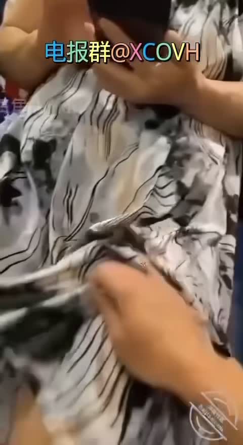 #乱伦 #母子 #熟女 #少妇 老妈在看手机 我摸她奶子抠逼 老妈被我弄的受不了 下面淫水很多 然后老妈想去床上做爱 我比较着急先在沙发上稍微整了一下 到床上后用震动棒刺激老妈的骚逼 多种姿势操老妈 给老妈操的高潮迭起哇哇叫 最后内射 对白非常刺激点击置顶观看和舅妈乱伦视频