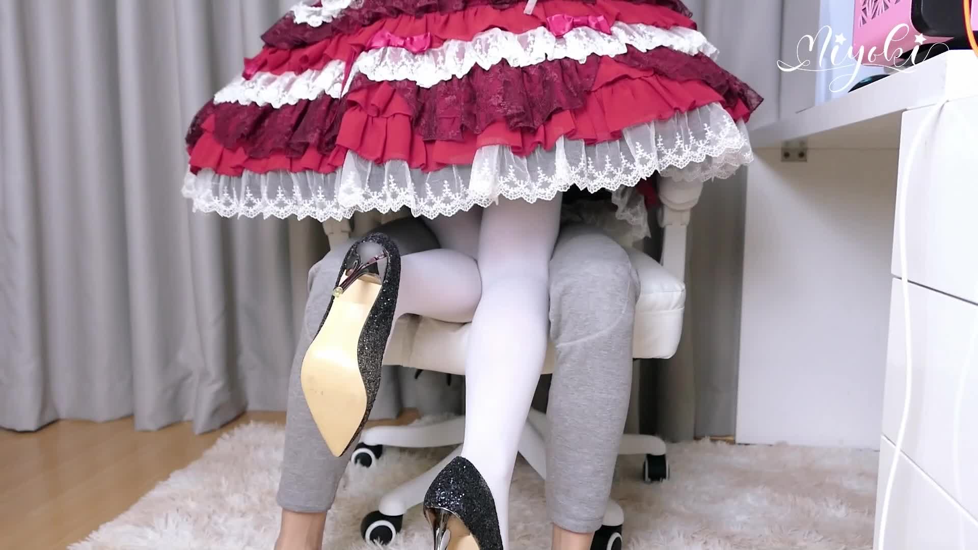 #铃木美咲 #足交 #美腿 #美脚诱惑力十足的棉袜美脚，洛丽塔少女的甜美足交