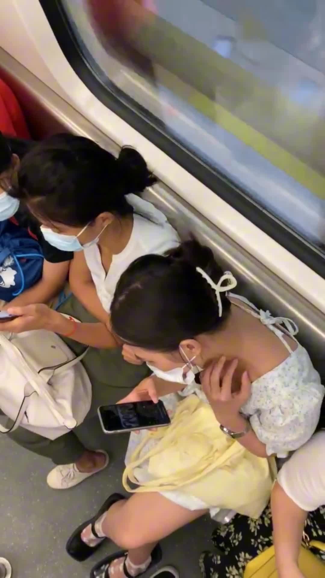 2048.vip-推荐 【地铁抄底】偷拍少妇漏奶，极品靓女腿好白，短裙配白内确实骚，玉足特写