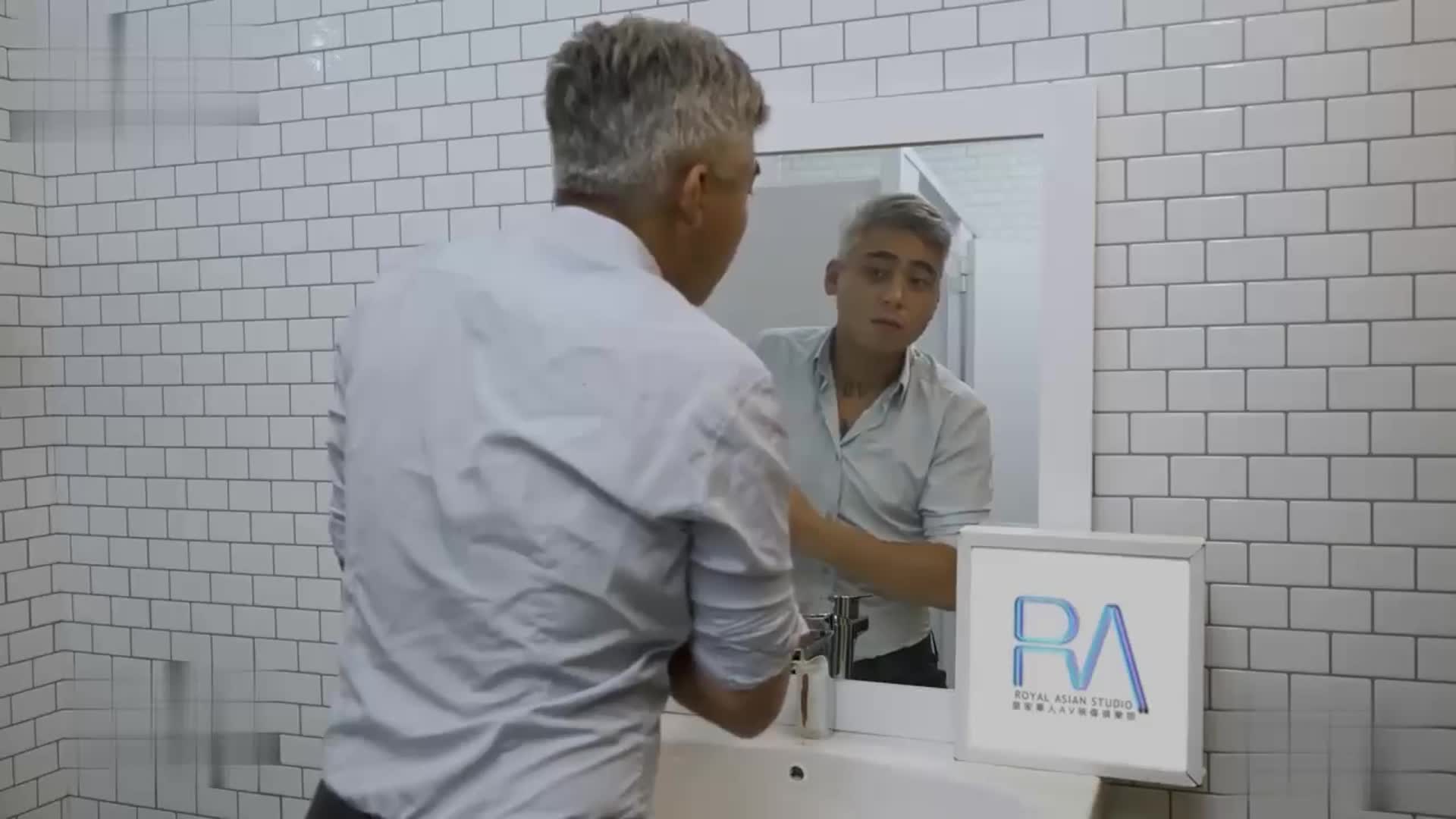 #白虎    #萝莉  #电车原创全网首发优选精品系列【电车痴汉系列，隐身玩弄极品萝莉！最后被射了一嘴都不知道怎么回事！力推！】隐身戒指戴手上，地铁里锁定清纯尤物。手指悄然探入裙底，揉捏湿润嫩穴，威胁低语逼迫顺从。跪地张嘴吞入粗硬肉棒，深喉猛顶直捅嗓子眼。扯开双腿，狂抽白虎紧逼，汁水四溅撞击声回荡。拔出喷射满嘴浓精，咽下还一脸茫然不知所措。痴汉得逞离去，她腿软站不稳，最后精液从嘴角缓缓淌出。： 点击此处观看完整版内容