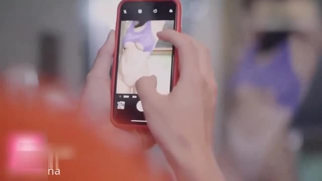 #白虎   #模特  #巨乳原创全网首发优选精品系列【爆乳模特妹子撩得摄影师鸡巴硬邦邦！】憋不住扑上去猛干肉穴。粗壮肉棒狂抽猛插，顶得骚逼汁水四溅，妹子眼神迷离浪叫不停。越操越上头，身体扭动求欢，突然翻身骑乘上来，肥臀狂甩吞吐整根巨屌。淫水喷涌，奶子乱晃，主动套弄加速冲刺，爽到极致高潮迭起，肉体碰撞声回荡不停，直至两人精疲力尽瘫软一团。