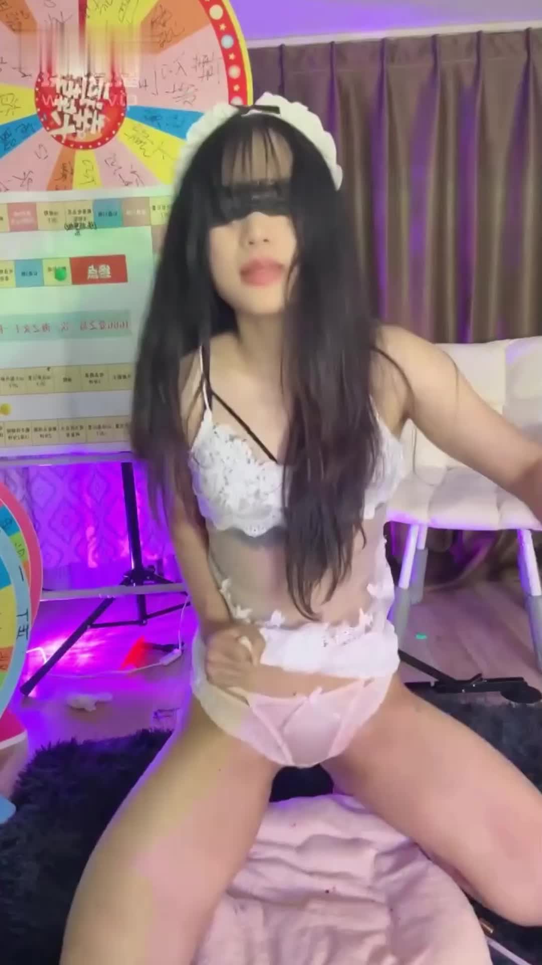 【母狗妈妈】骚浪母狗自虐 用力拍打自己小穴 又狠狠自扇耳光 用电击棒同时刺激前后两个洞 直接爽到全身痉挛 高潮一波接一波停不下来时长：107分钟 #女同 #调教«««««观看完整版点击此处»»»»»