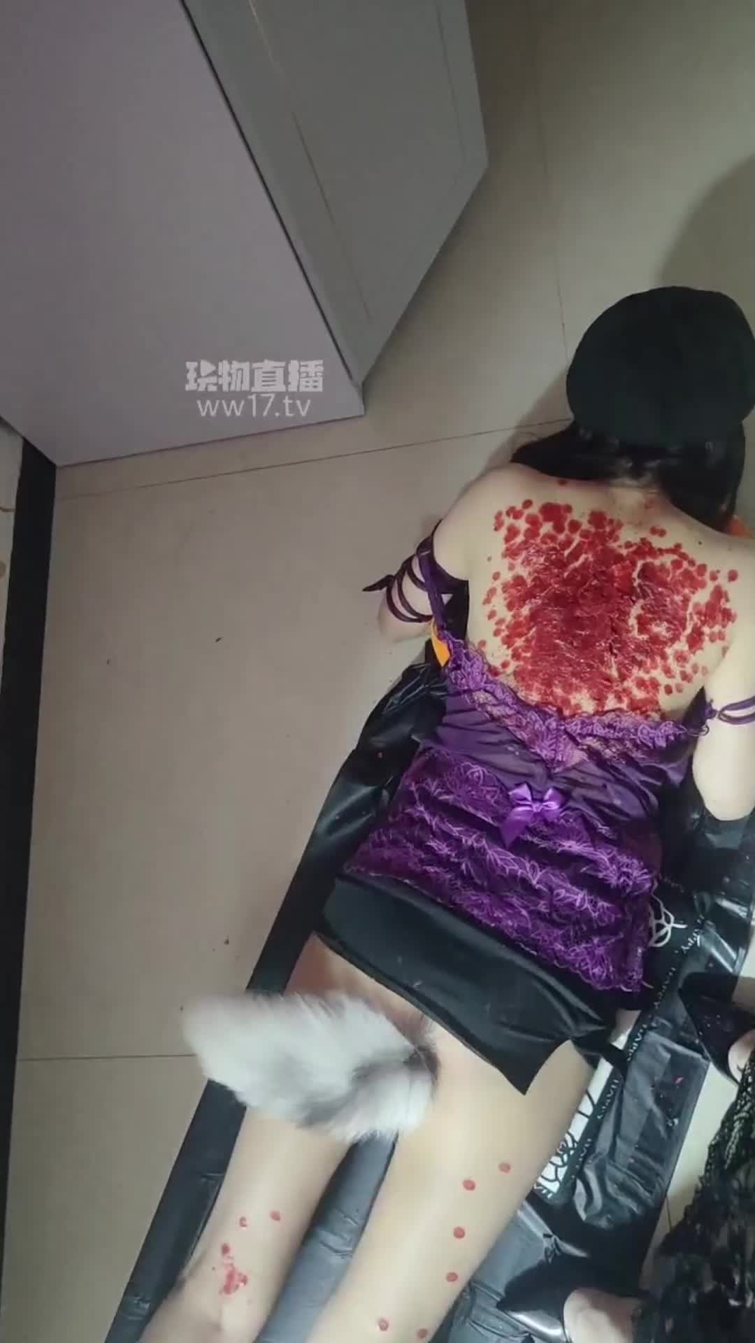 【雪梨女主】把女大学生调教成小母狗 装上肛塞尾巴 全身滴蜡 小母狗哇哇大哭 哭唧唧的真的很可爱时长：48分钟 #女同 #调教«««««观看完整版点击此处»»»»»