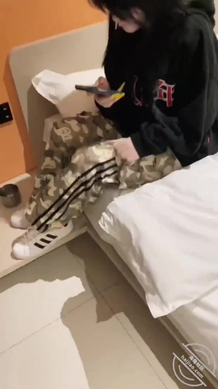 #和亲侄女的真实叙事【海角精选】这个也是内射，以后基本没内射了 上次侄女怀孕人流对身体有不小伤害，也确实很麻烦，有很多粉丝一直要求想听原声，不是我不发原声，这事情要是被家人发现 大家也知道后果，这次满足大家一次 视频除开头大量对话是稍微修改声线 ，后面和侄女肏逼 全部原声，希望大家不要传播