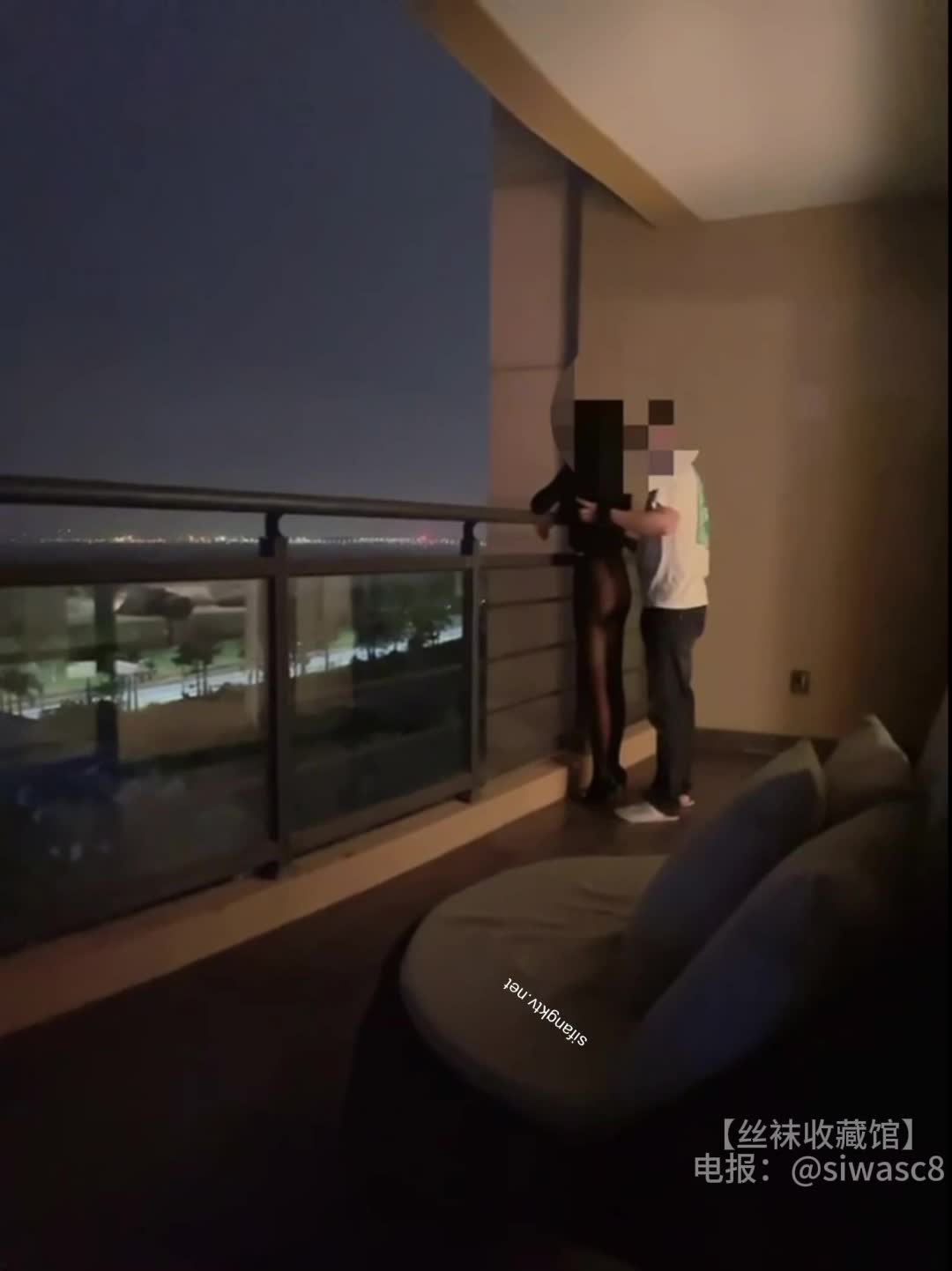 关键词：#大魔王夫妻评级： 一品ps：（第四弹）粉嫩小骚逼，身材真好，阳台蹲下吃鸡儿