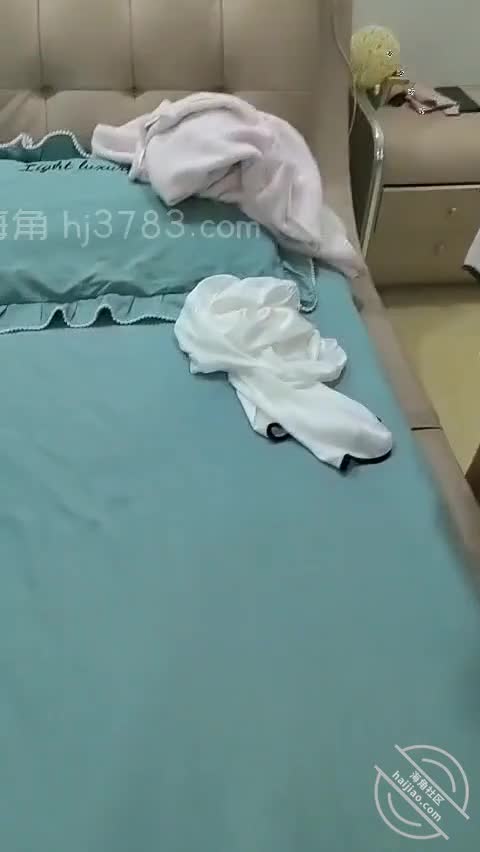 #披风少年爱老妈【海角精选】丝袜老妈上线，再次爆菊插屁眼。对白刺激，骚话连篇。一镜到底31分钟