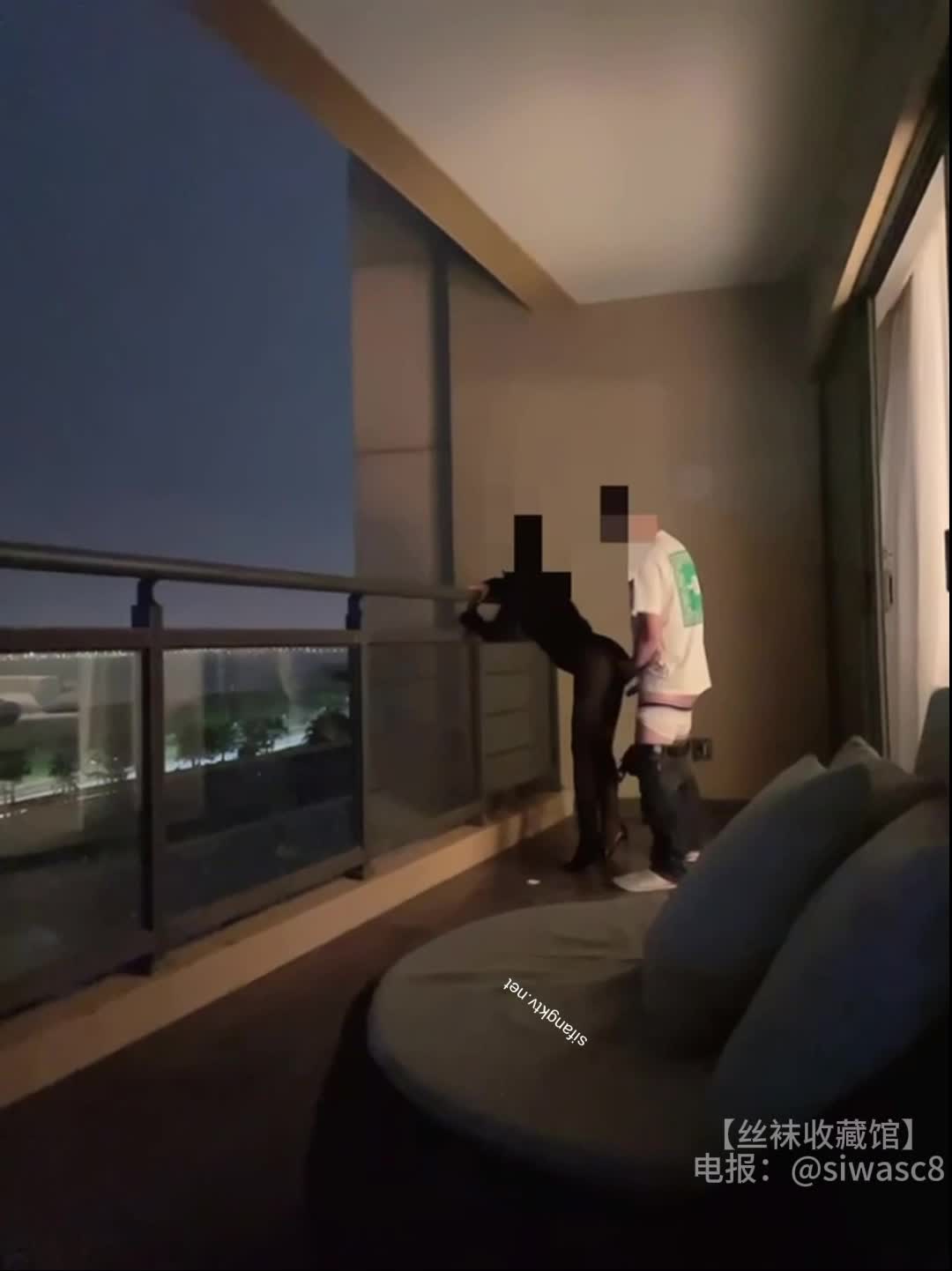 关键词：#大魔王夫妻评级： 一品ps：（第五弹）勾引空调维修工挨艹，阳台开炮，骚逼妻子穿上黑丝就想做爱