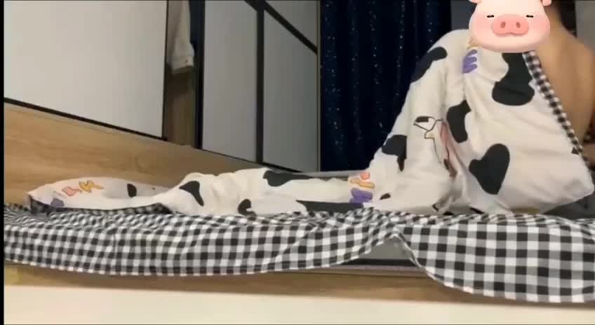 #妹妹日记【海角精选】其实上次妹妹喝醉，就已经给她操了。但是毕竟这么大的事，我也怕发出来会有不好的结果。所以就拖着拖着一直没发，不过看到一点点上涨的粉丝还是稍微有些成就感的。所以有这篇帖子，那就说明我还是发出来了。我会试着循序渐进，如果喜欢的朋友点点关注，支持支持我。妹妹平常在家都是可可爱爱的风格我翻朋友圈的时候发现小家伙还挺爱穿丝袜的别说，越看越带劲。我也不知道为什么现在的小年轻怎么这么喜欢秀自己最后是视频，七号那天后半部分发生的事。视频剪辑的不好，多多包涵。