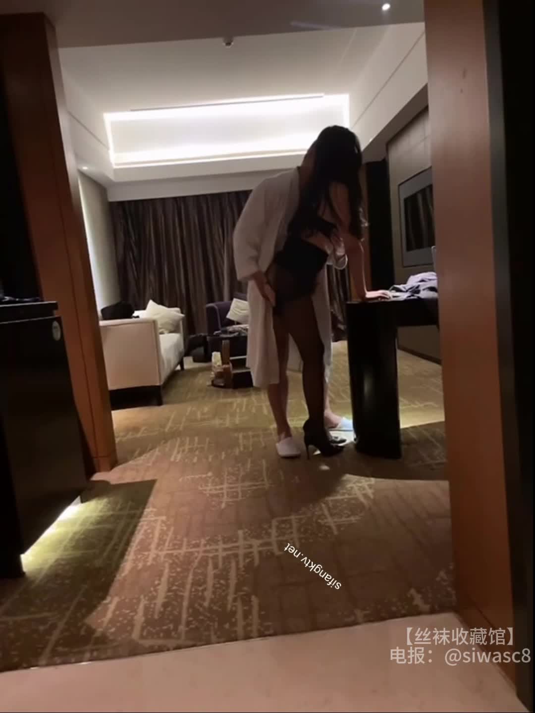 关键词：#大魔王夫妻评级： 一品ps：（第三弹）爱心形的肥臀骚逼，这个电影院开肏真刺激