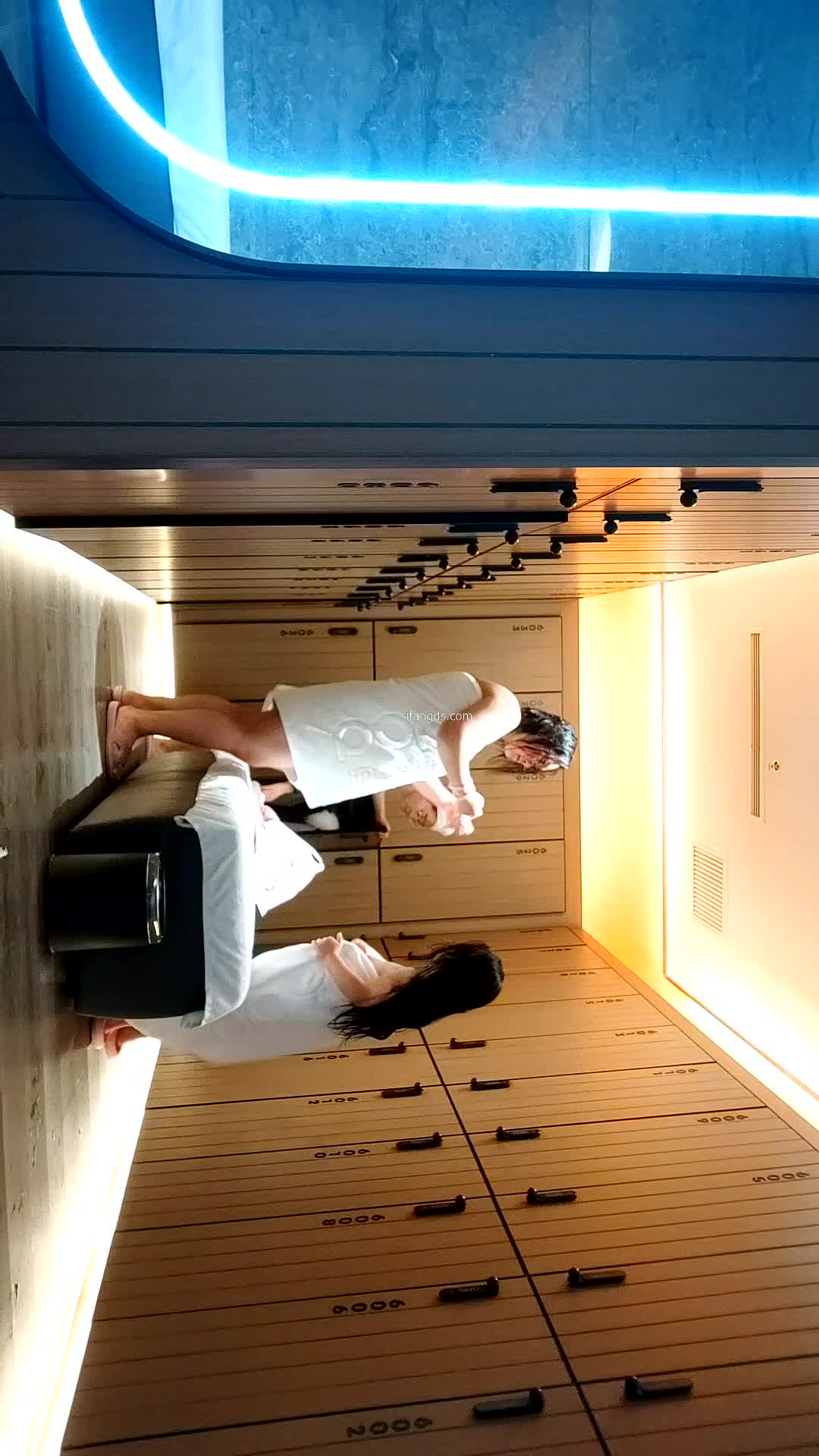 2048.vip-洗浴中心女宾内部真实偷拍，一镜到底欣赏各种类型年龄一丝不挂的女人，超级养眼