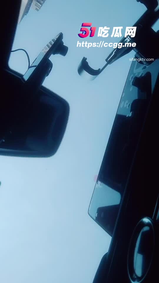 【佛山院子 售楼部经理潜规则多位女下属 刚入职的18岁嫩妹都不放过 试衣间卫生间多地留情】光天化日潜规则小姐姐，售楼部客服经理，貌似权力很大，一坐下就有小姐姐来端茶送水，利用职权潜规则超美旗袍小姐姐，本想带去洽谈区搞小姐姐的，问了下监控部门发现摄像头能照到，无奈只能去卫生间啪啪，这经理还说他下面的妹子要想操都能搞定，真是羡慕啊#潜规则 #佛山院子 #美腿