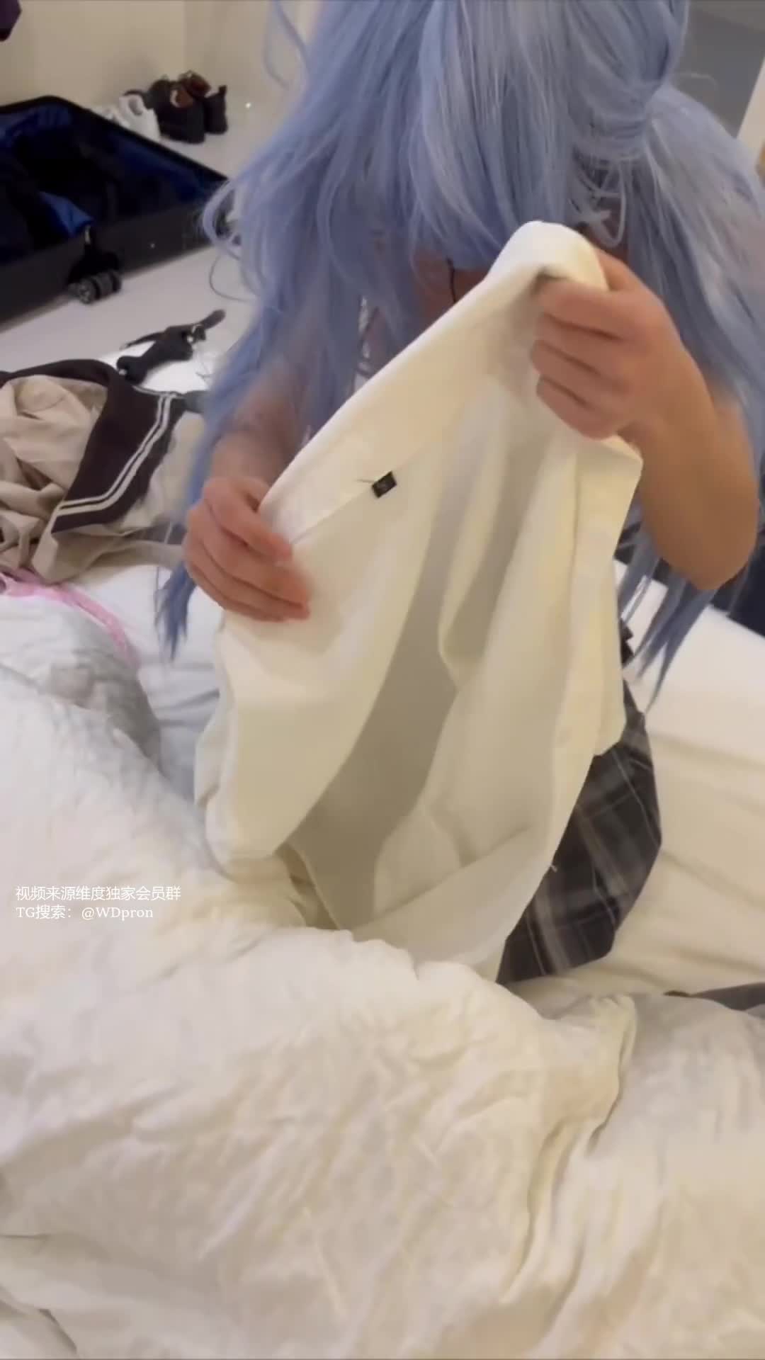 2048.vip-娇小身材JK制服妹子 真的好反差，带上眼罩就是直接放飞自我了，对着镜子狠狠后入 没带套是直接干 最后射在她小穴里