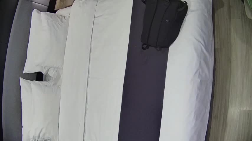 #情趣酒店 #盗摄 #直播酒店实时直播台2月监控新流出，巨乳美女跟男友激情啪啪，舌吻口水都能拉丝，换上情趣黑丝给瞎子看，直接肉丝口交内射连干几炮才算完，不得不说这逼还挺粉嫩。想想被这逼包裹着的鸡吧有多爽。今日完整顶置推荐3部长达3小时之多，一边抽擦一边舌吻这种感觉真的爽。