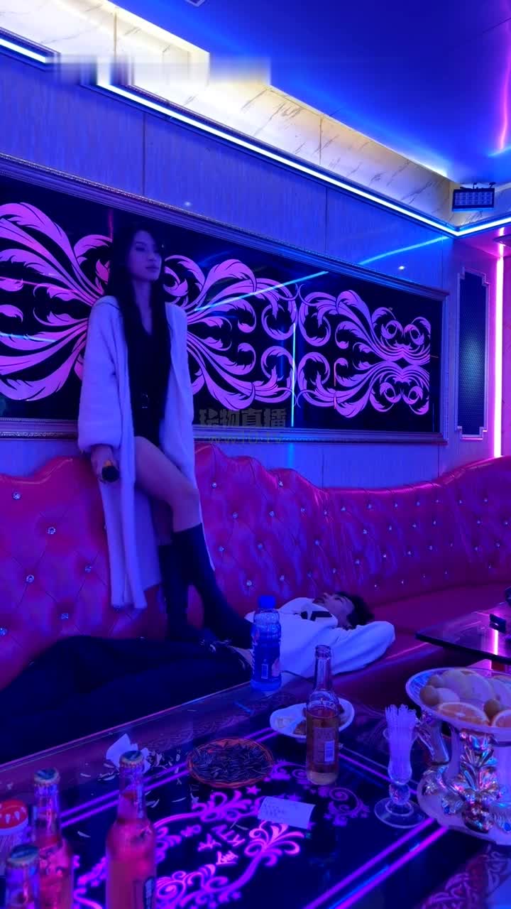 2048.hk@大大 一苒 TJ：双女王KTV亲嘴 店长只配伺候我们 双女王互亲 SB狗只有伺候的份 足喂食 吐啤酒给狗喝 脚耳光手耳光 2026-01-19