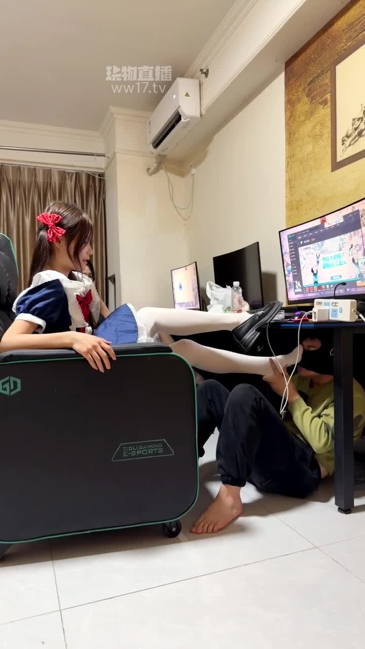 2048.hk@大大 一苒 TJ：我的舔狗被身为S的姐姐发现 和我一起惩罚他 姨妈血加口水 闻舔马桶 2026-01-06