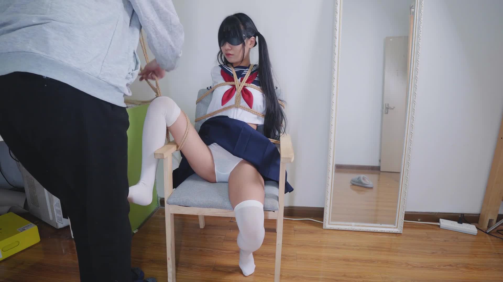 2048.hk@300【LYB264】可爱双马尾萝莉，身着JK制服白丝，拘束于椅子之上M开腿震动调教