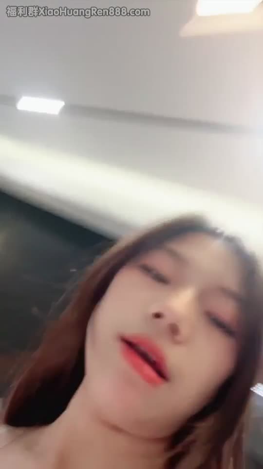 裸舞     刚下海的学生妹~美乳挺胸~激情裸舞~自慰喷水~一字马冲洗！爽翻天  #半糖 #巴啦  vip更新2v 视频总时长240分钟