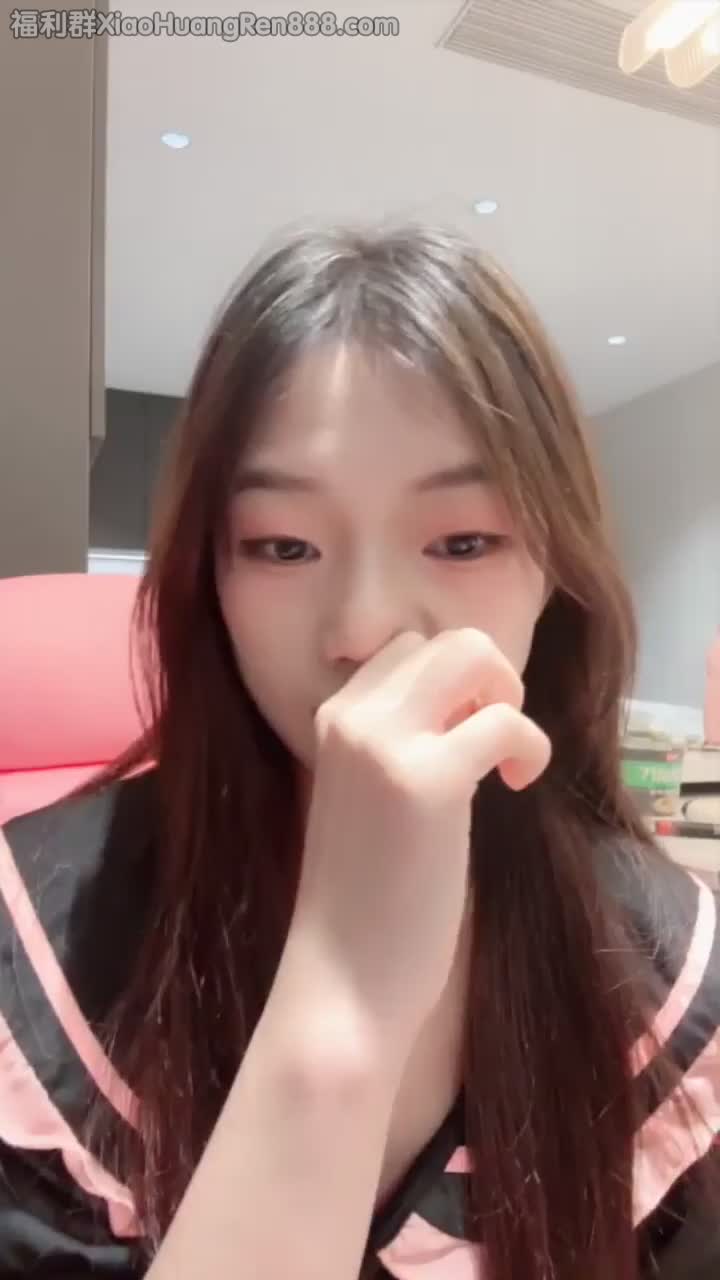 裸舞     刚下海的学生妹~美乳挺胸~激情裸舞~自慰喷水~一字马冲洗！爽翻天  #半糖 #巴啦  vip更新2v 视频总时长240分钟